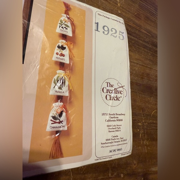 Vintage New The Creative Circle Kitchen Spice Sacks 1925 Crewel Embroidery Kit - Picture 3 of 4